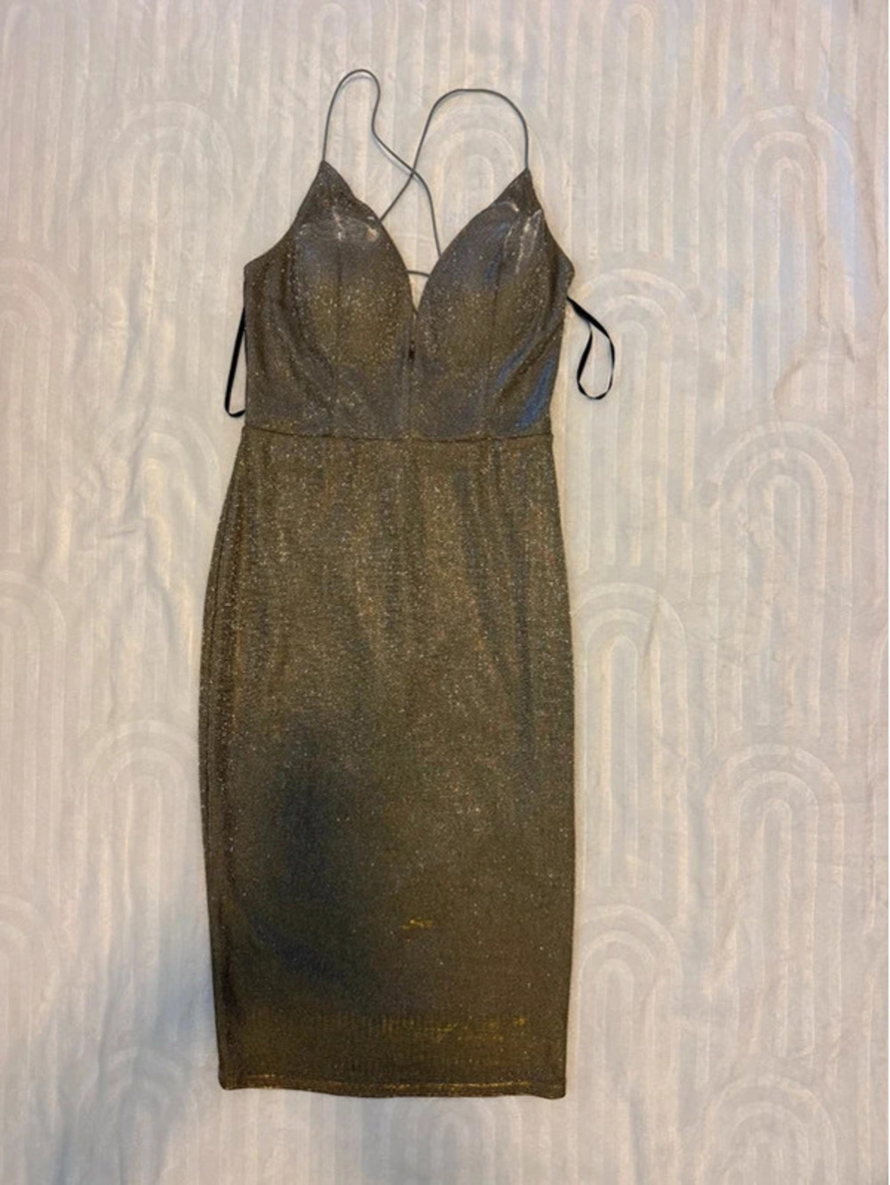 Forever 21  Vestido Largo Dorado Brillante con Escote en V  Talla S  NUEVO